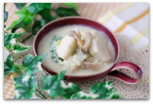 楽しいキッチン-里芋と白菜の豆乳味噌スープ