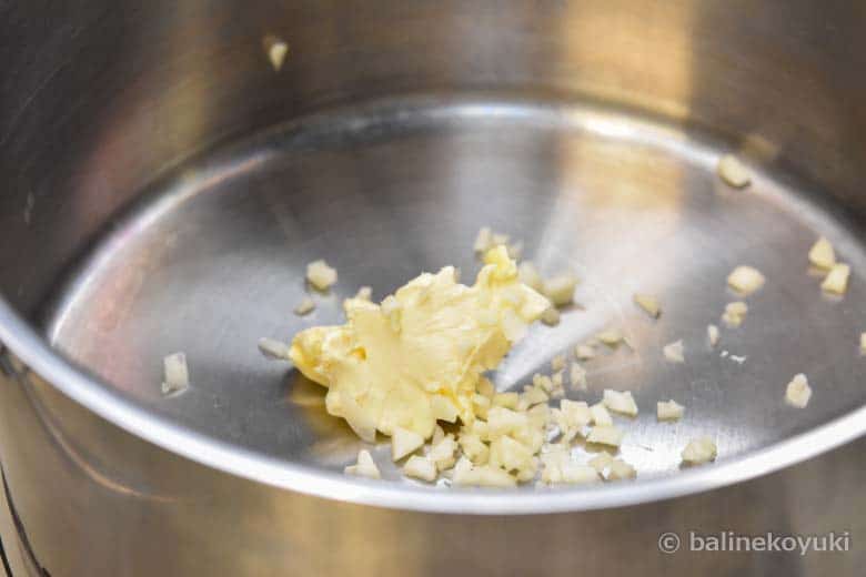 バターとにんにくを炒める