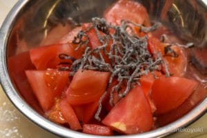 トマトと塩昆布を和える